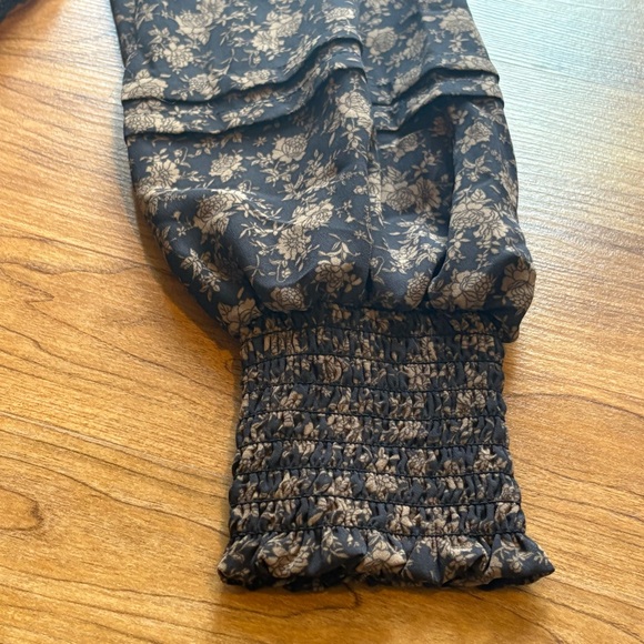 E&M v-neck blouse flowy dark floral print smocked waist cuffs Women’s Small - Picture 5 of 10